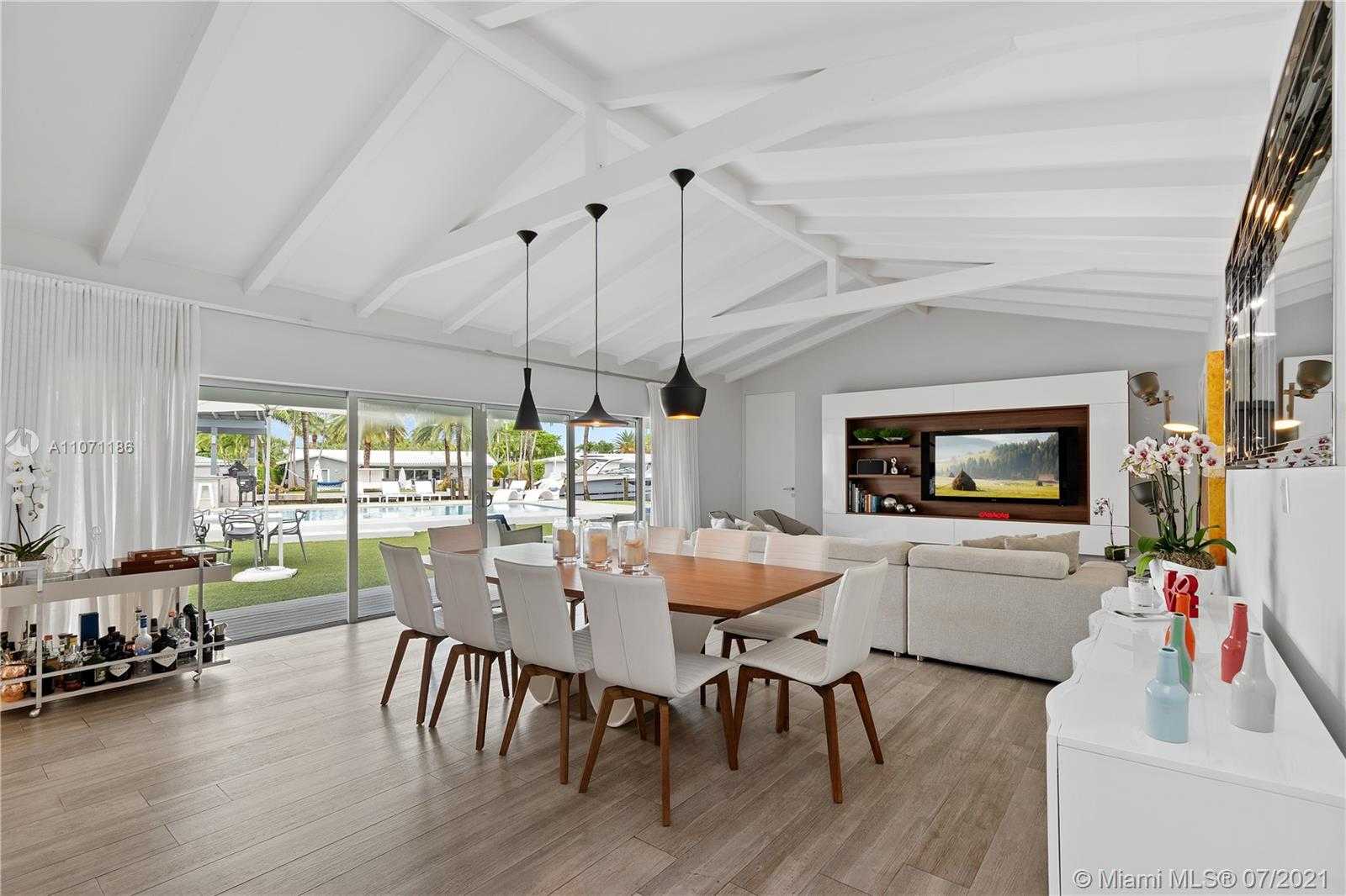 Small Image of 2190 ALAMANDA DR, North Miami Number 4
