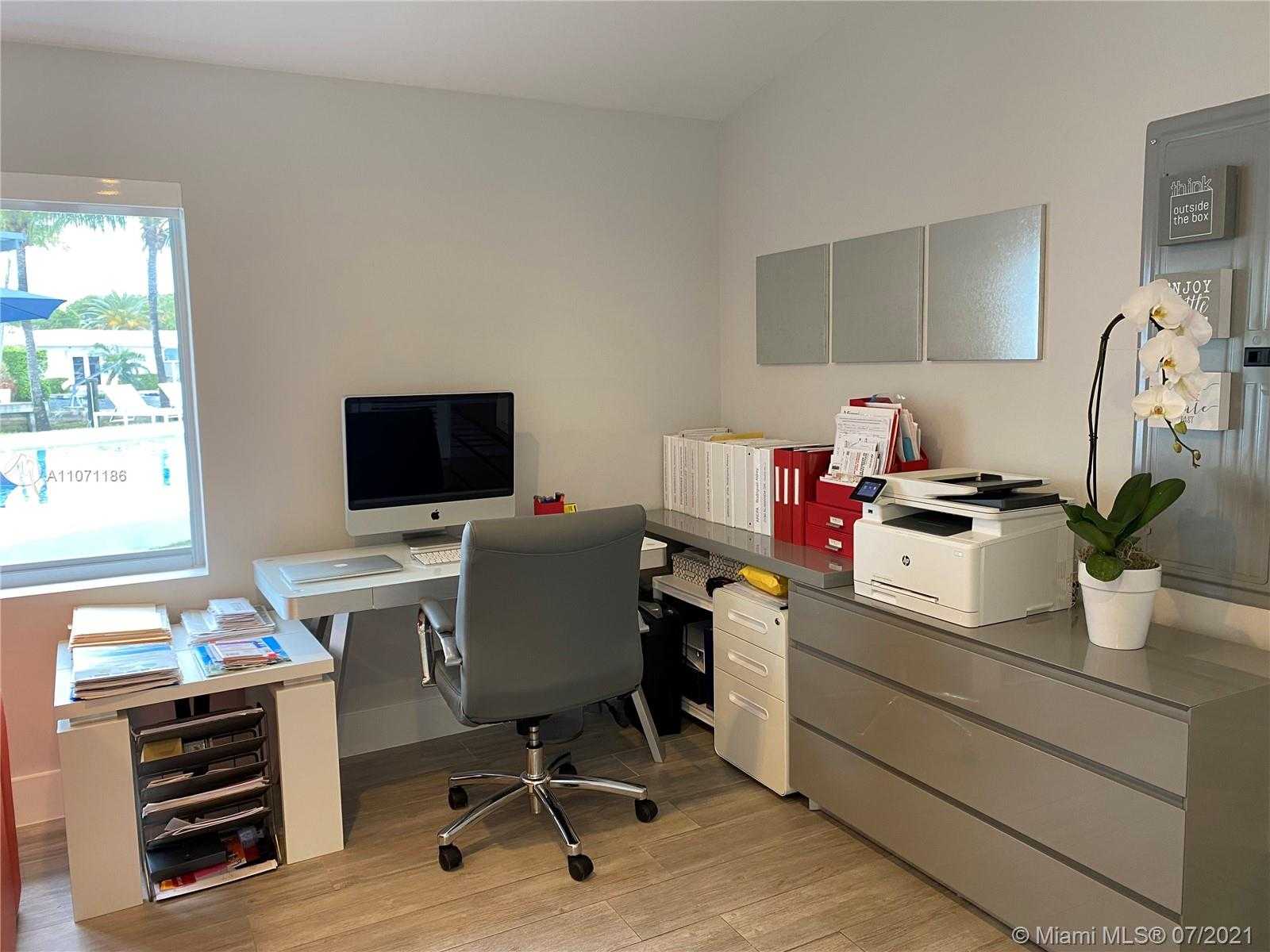 Small Image of 2190 ALAMANDA DR, North Miami Number 41