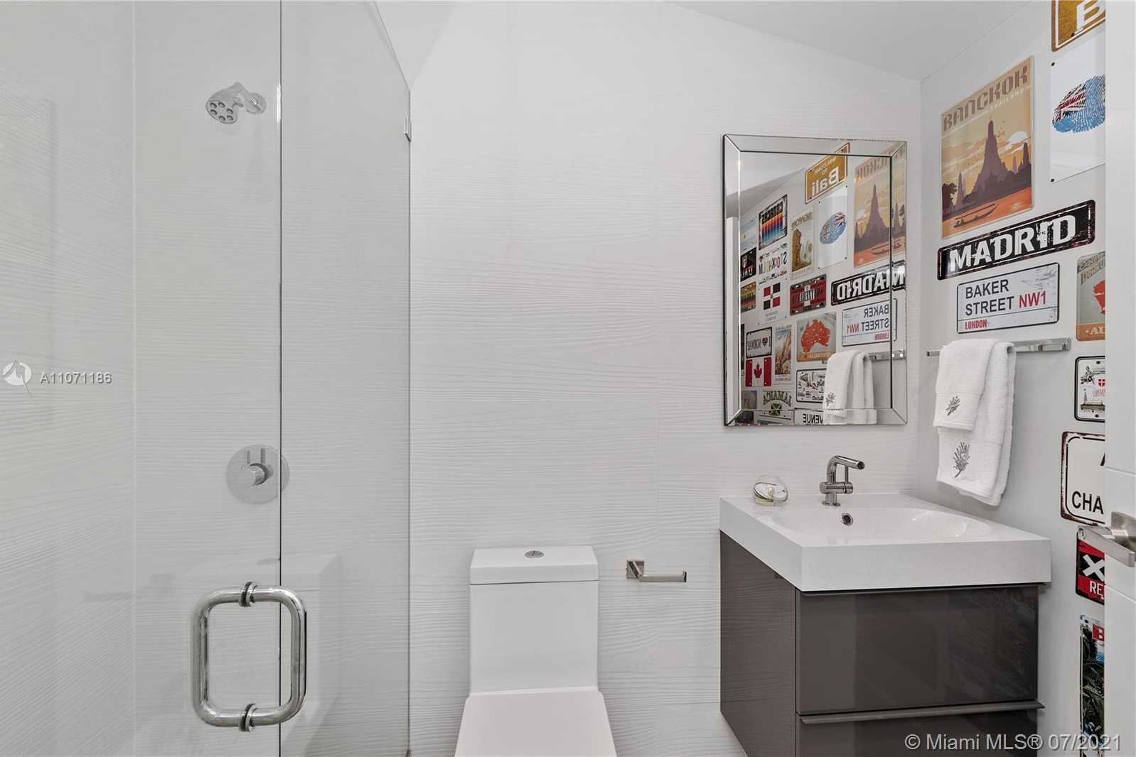 Small Image of 2190 ALAMANDA DR, North Miami Number 42