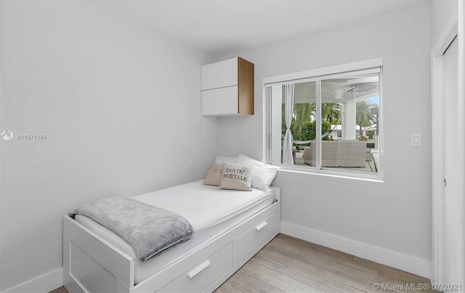 Small Image of 2190 ALAMANDA DR, North Miami Number 43