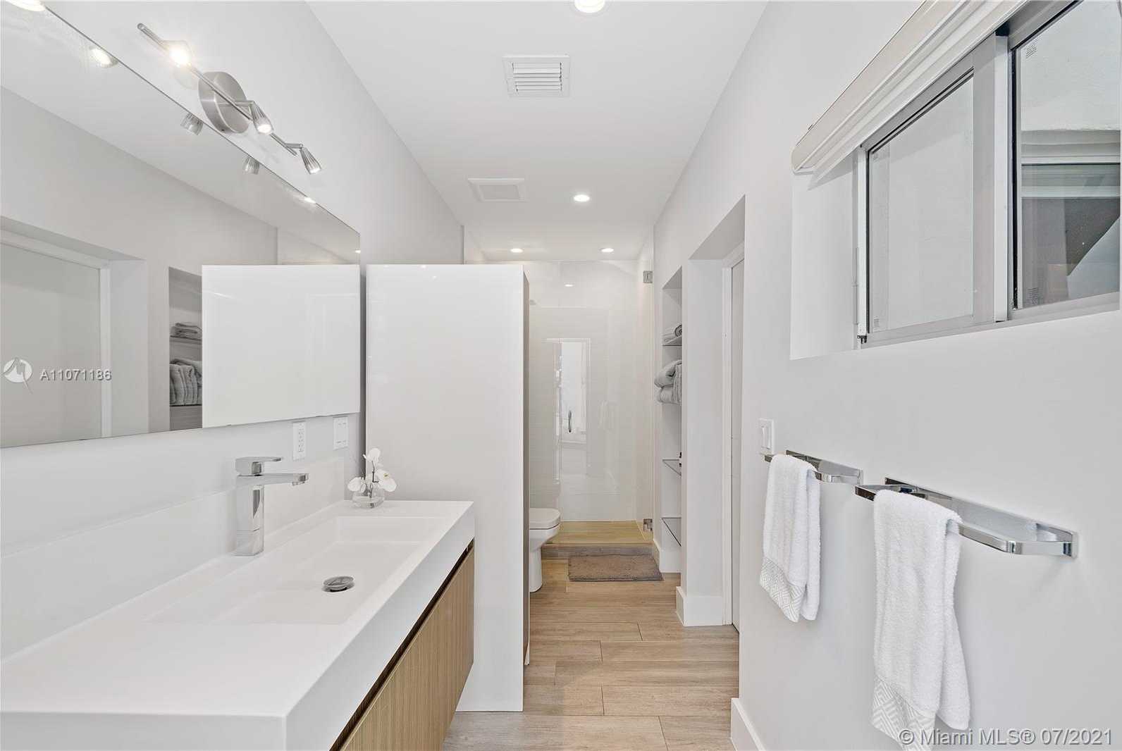 Small Image of 2190 ALAMANDA DR, North Miami Number 44