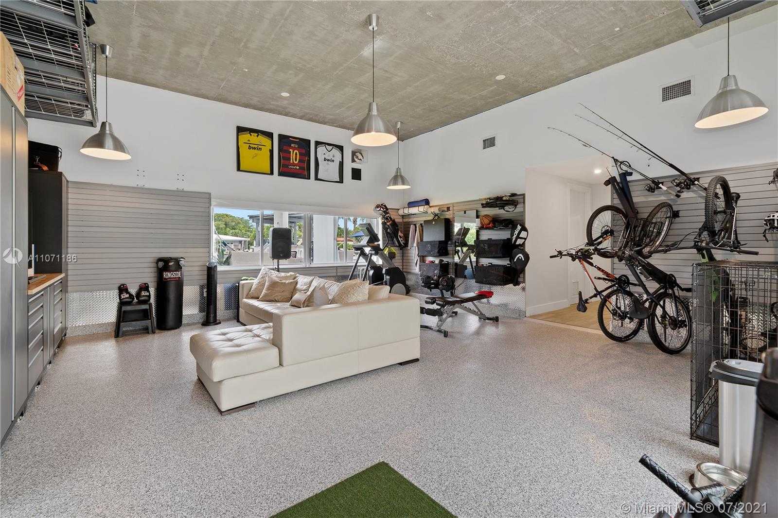 Small Image of 2190 ALAMANDA DR, North Miami Number 45