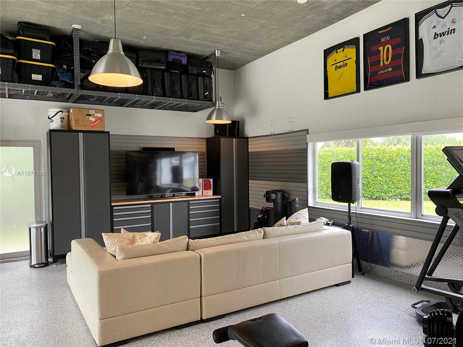 Small Image of 2190 ALAMANDA DR, North Miami Number 46