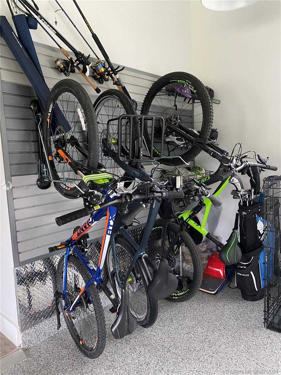 Small Image of 2190 ALAMANDA DR, North Miami Number 48