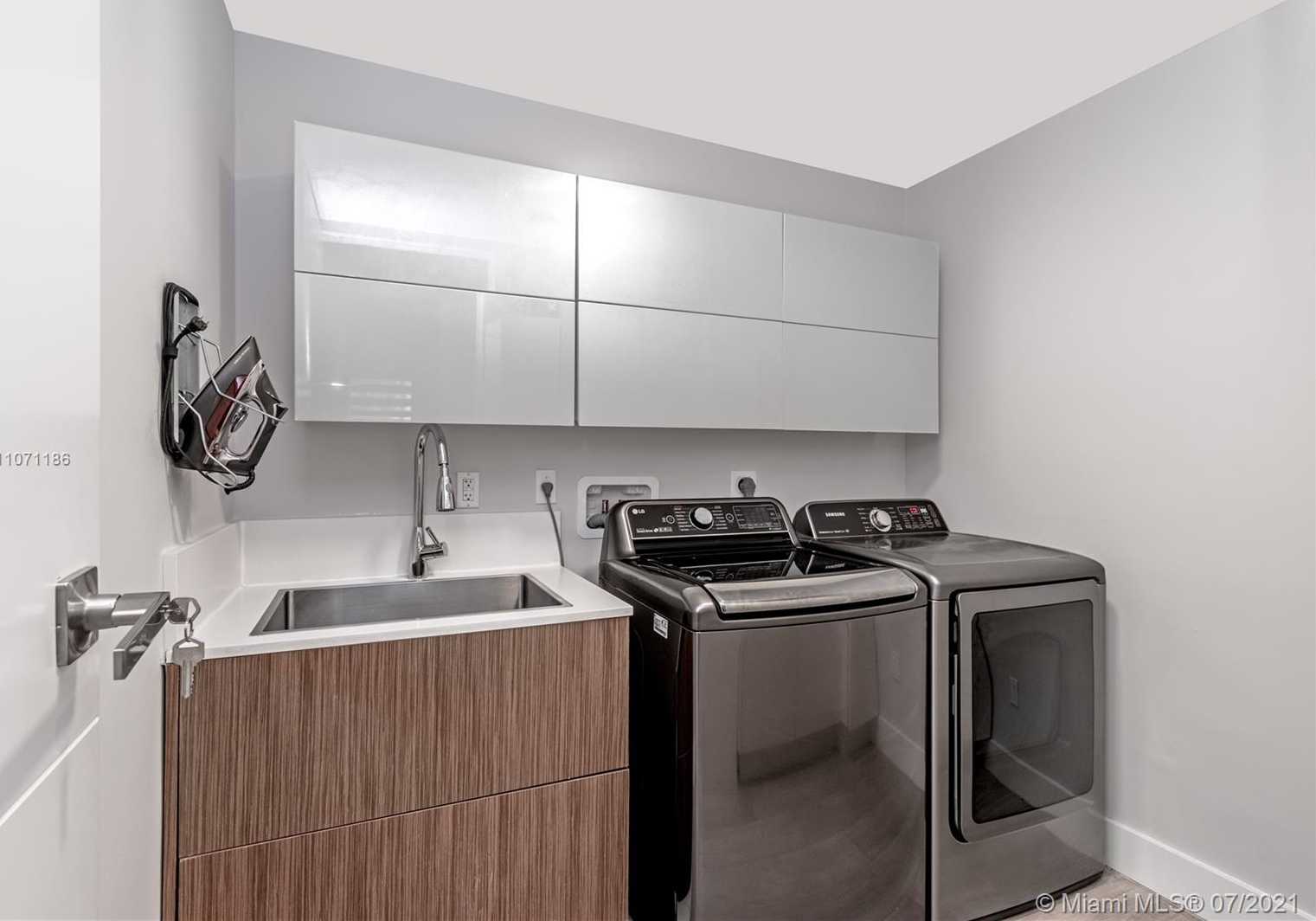Small Image of 2190 ALAMANDA DR, North Miami Number 49