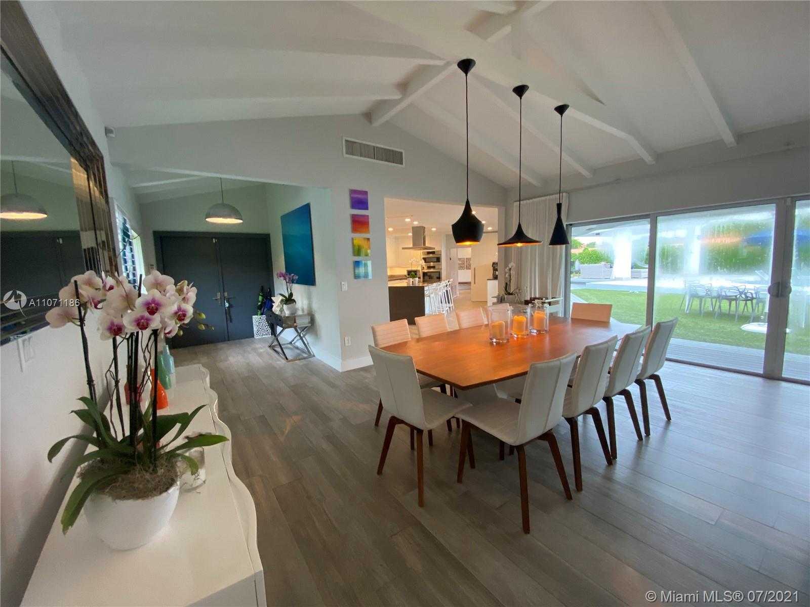 Small Image of 2190 ALAMANDA DR, North Miami Number 5