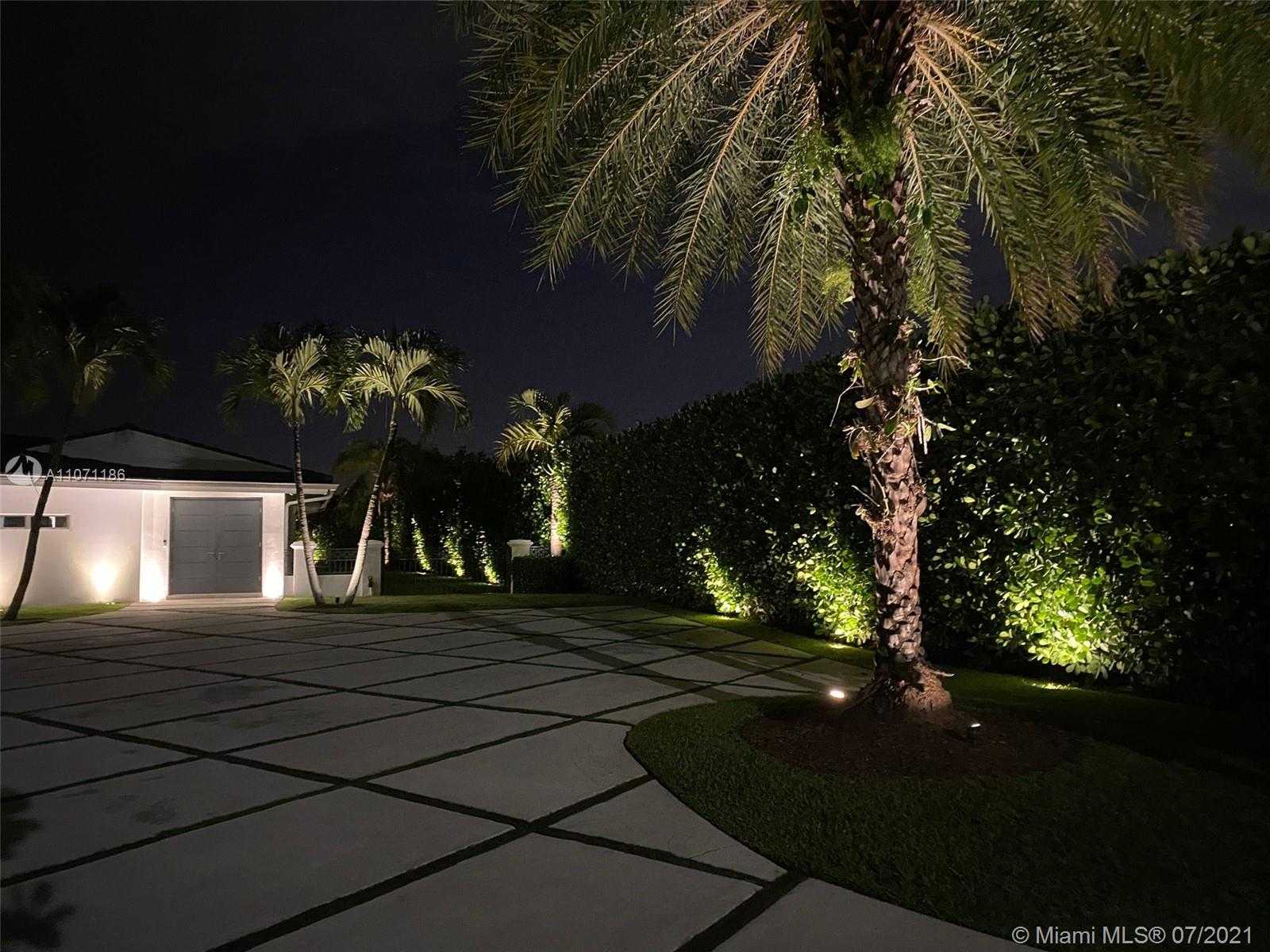 Small Image of 2190 ALAMANDA DR, North Miami Number 52