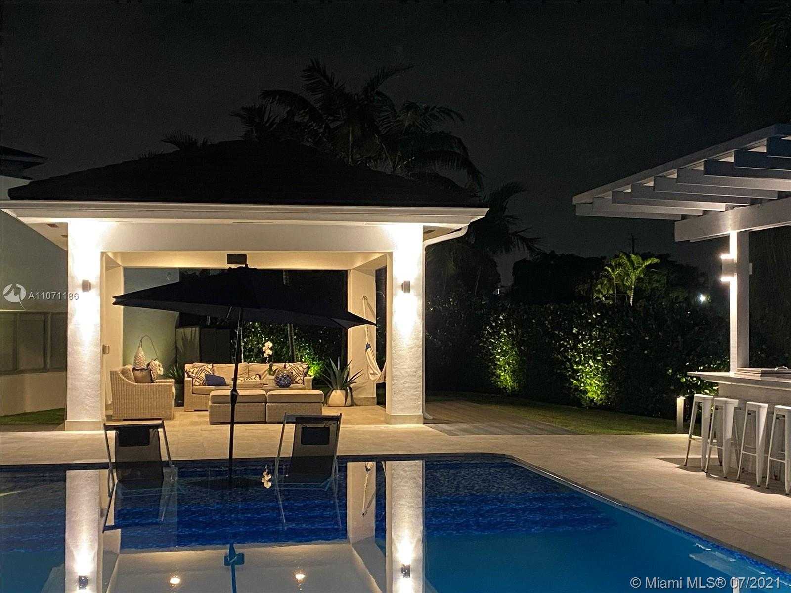 Small Image of 2190 ALAMANDA DR, North Miami Number 54
