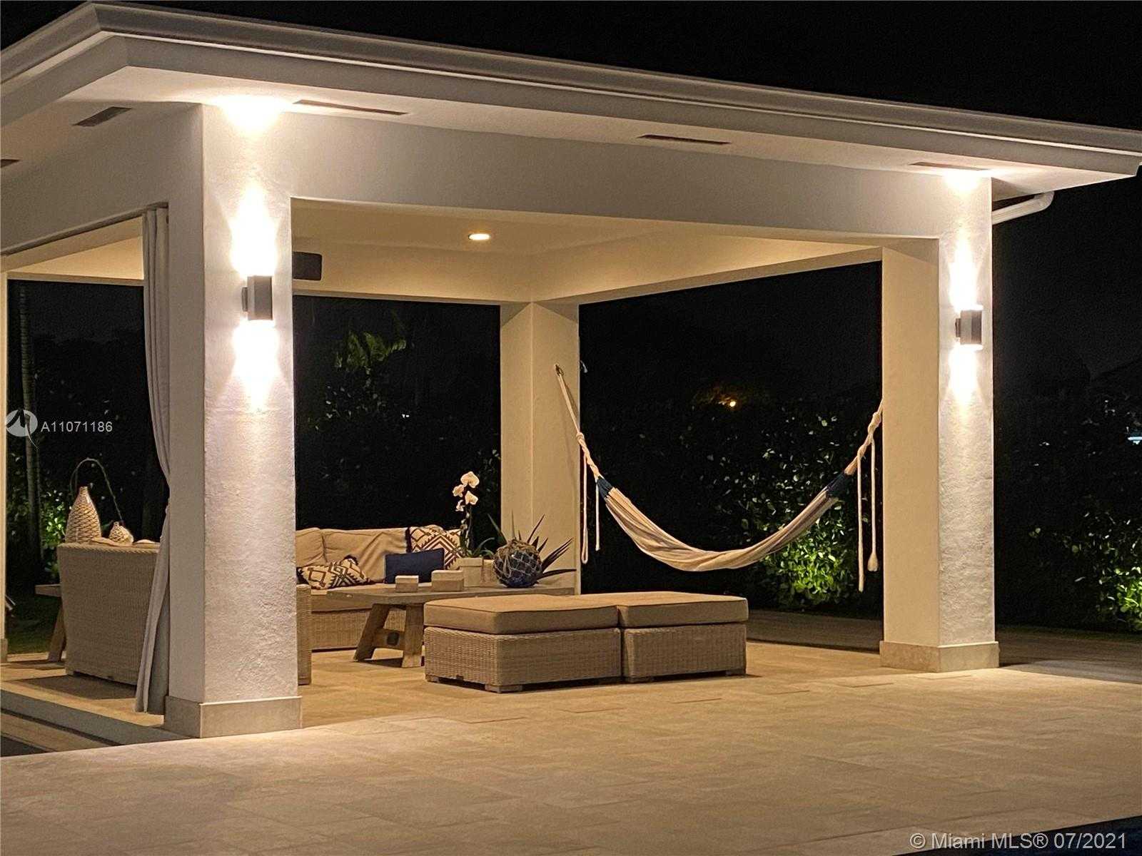 Small Image of 2190 ALAMANDA DR, North Miami Number 55