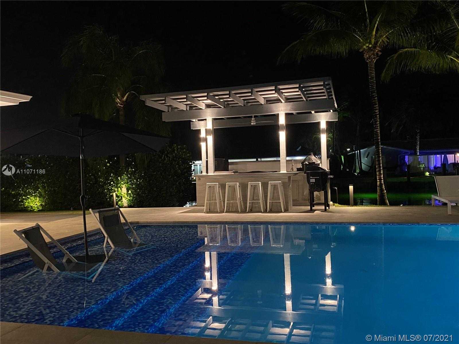Small Image of 2190 ALAMANDA DR, North Miami Number 56