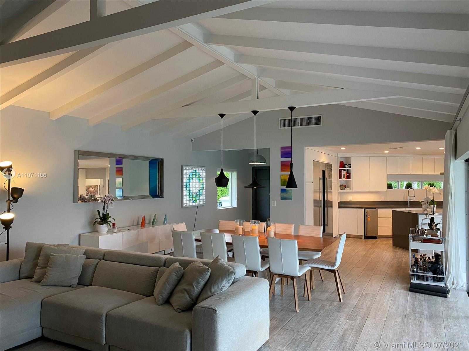 Small Image of 2190 ALAMANDA DR, North Miami Number 7