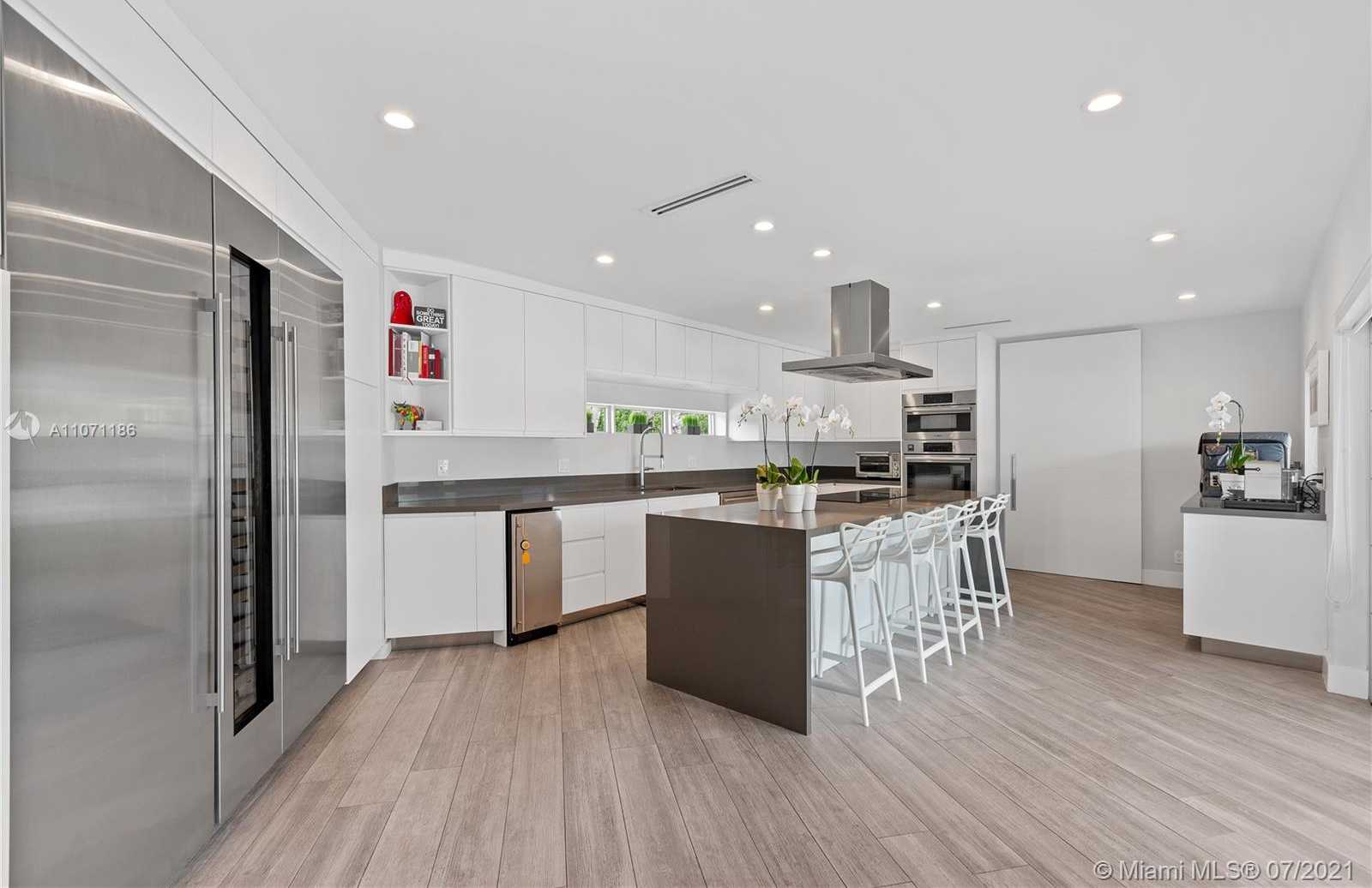 Small Image of 2190 ALAMANDA DR, North Miami Number 8
