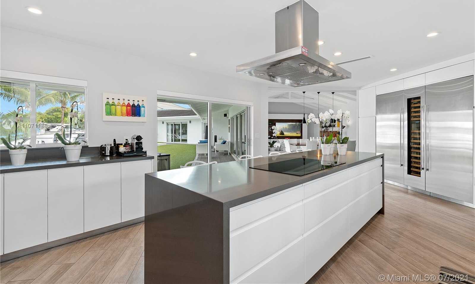 Small Image of 2190 ALAMANDA DR, North Miami Number 9