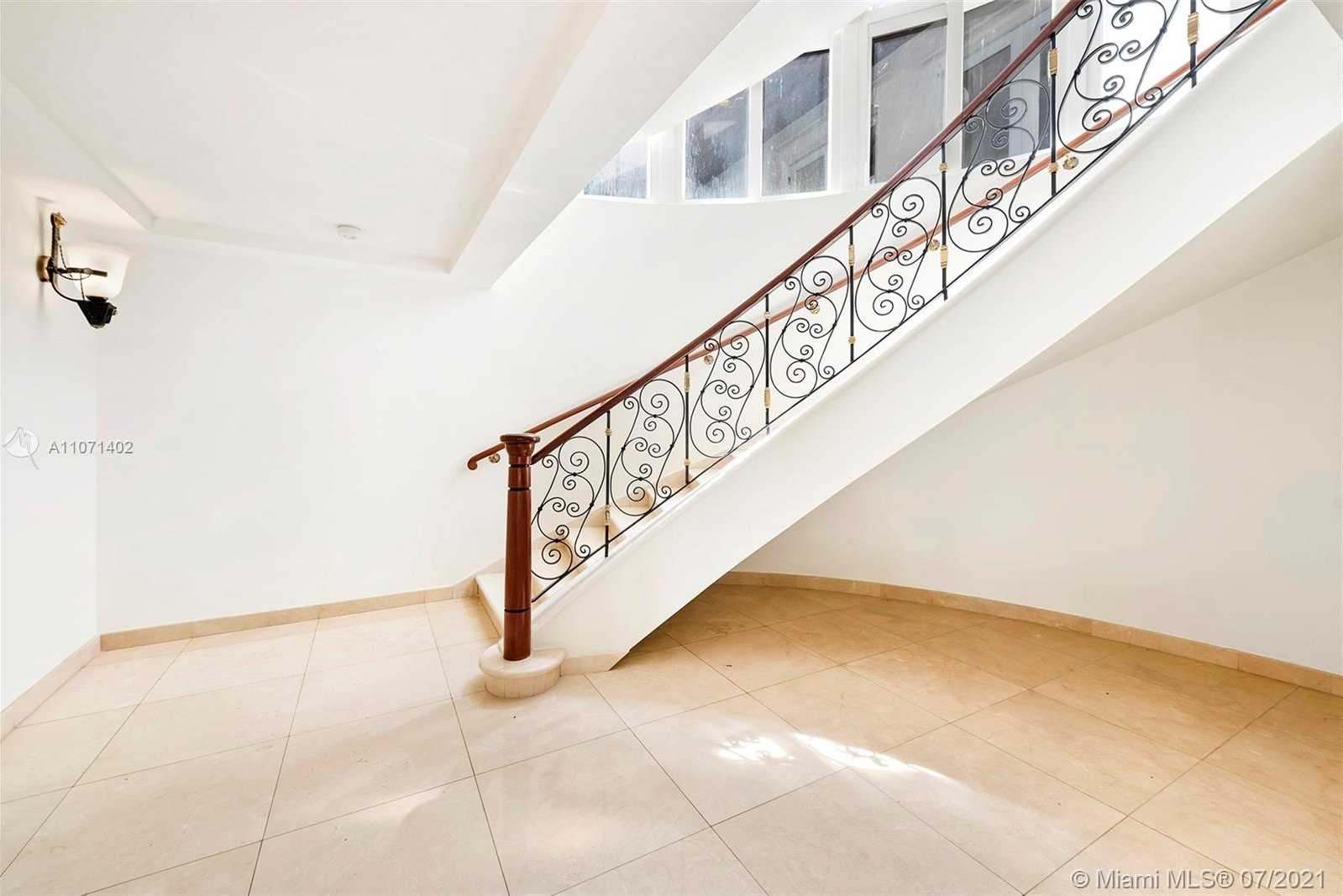 Small Image of 380 ISLA DORADA BLVD, Coral Gables Number 14