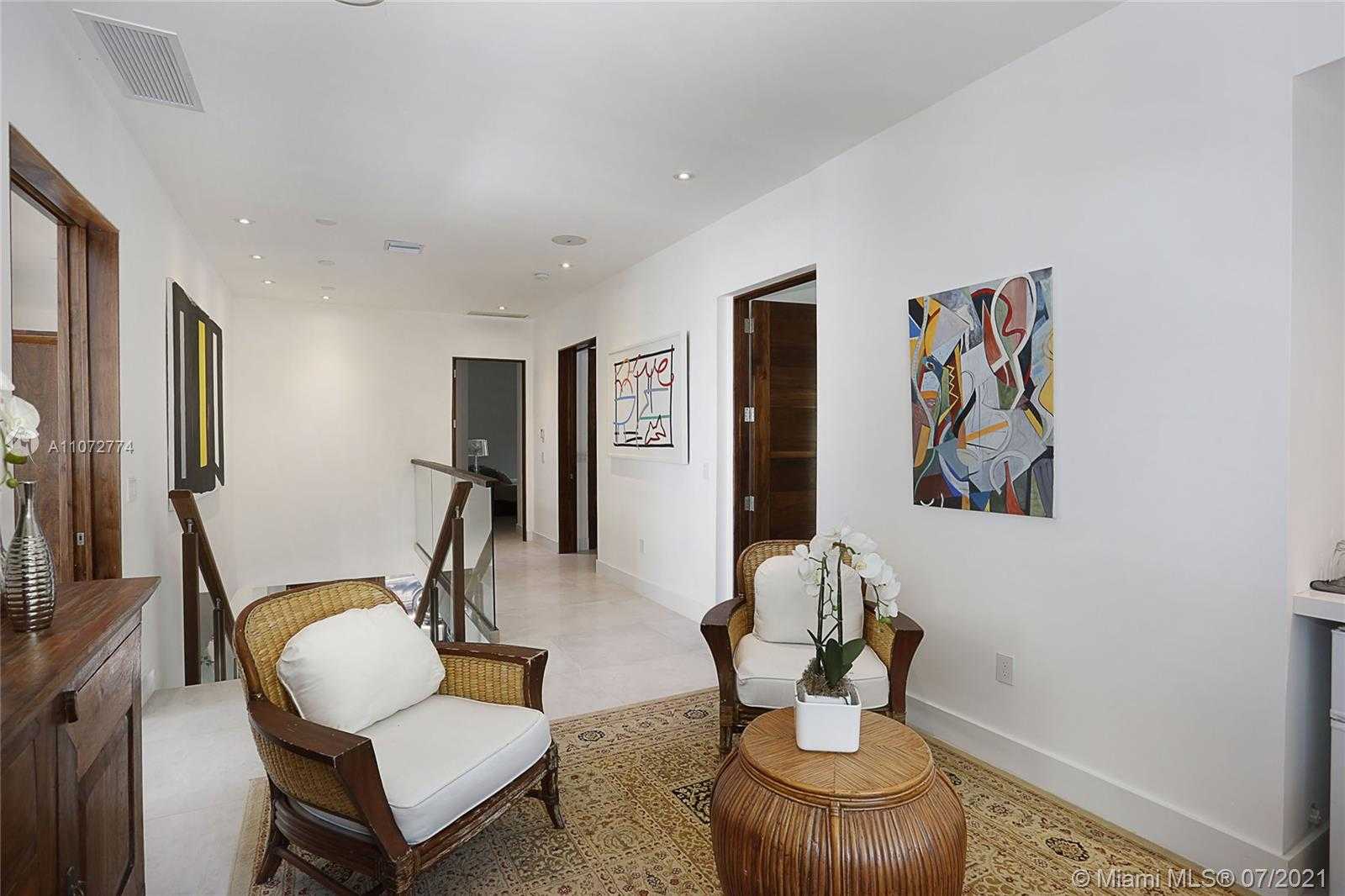 Small Image of 3577 STEWART AVE, Miami Number 16