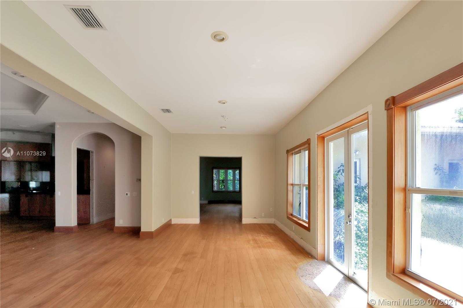 Small Image of 3190 MUNROE DR, Miami Number 10