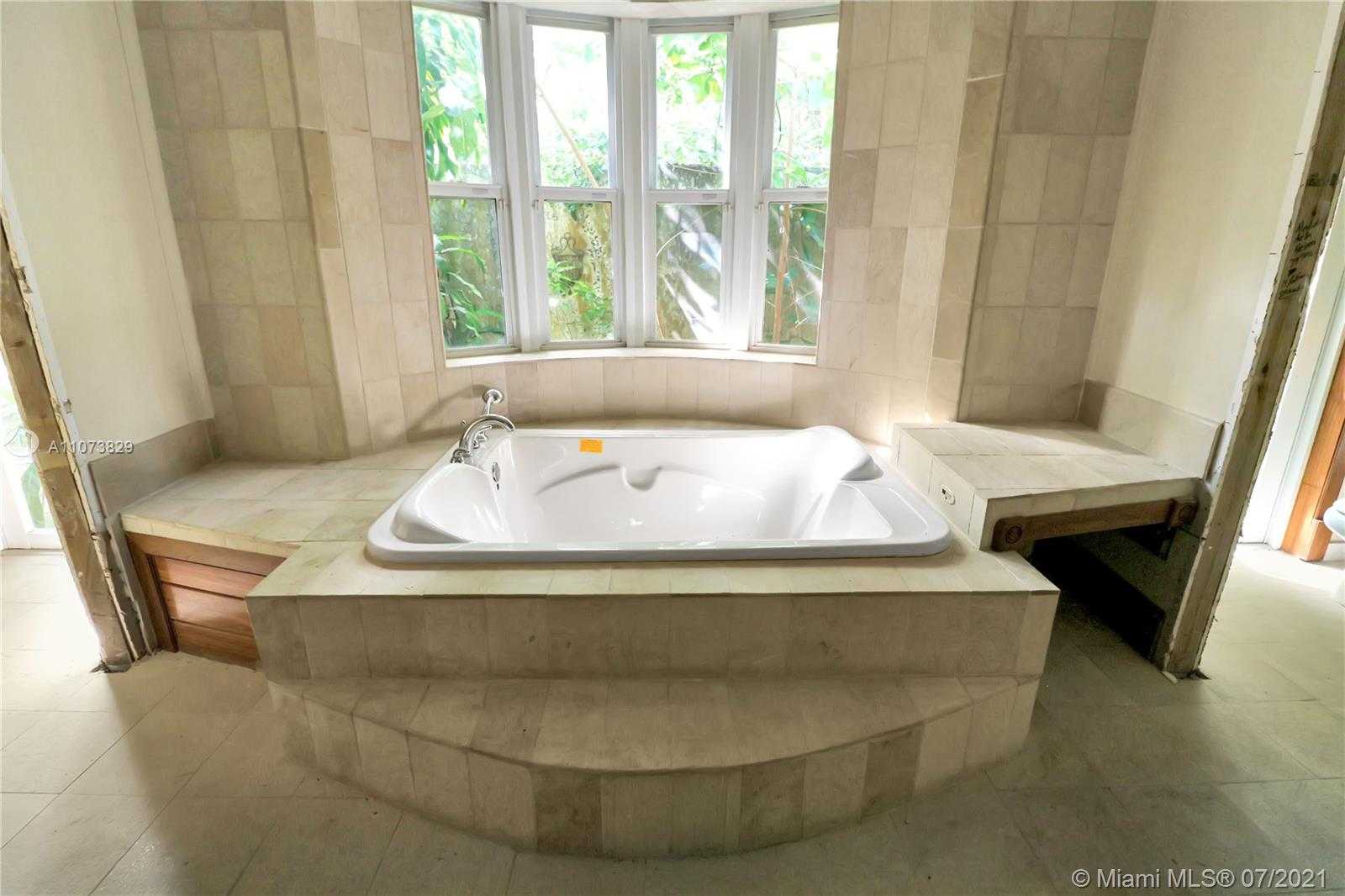 Small Image of 3190 MUNROE DR, Miami Number 16