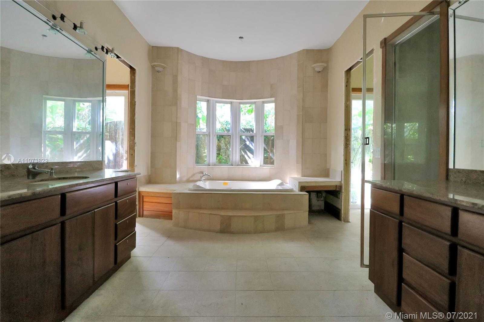 Small Image of 3190 MUNROE DR, Miami Number 17