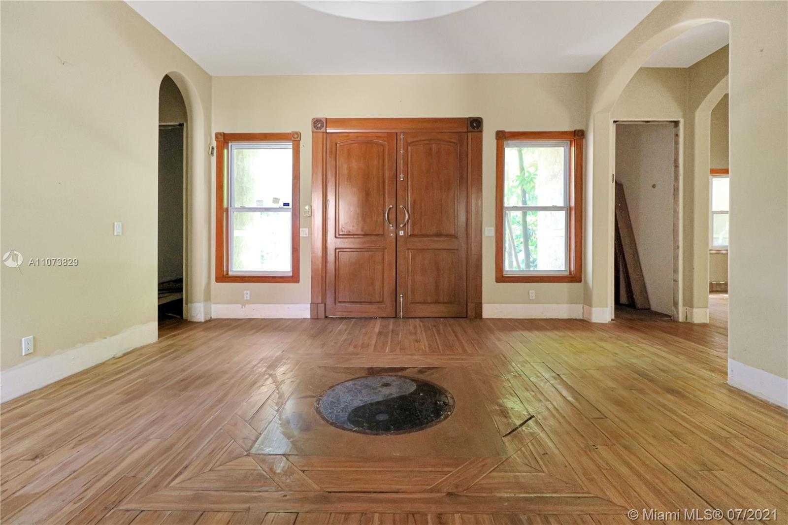 Small Image of 3190 MUNROE DR, Miami Number 4
