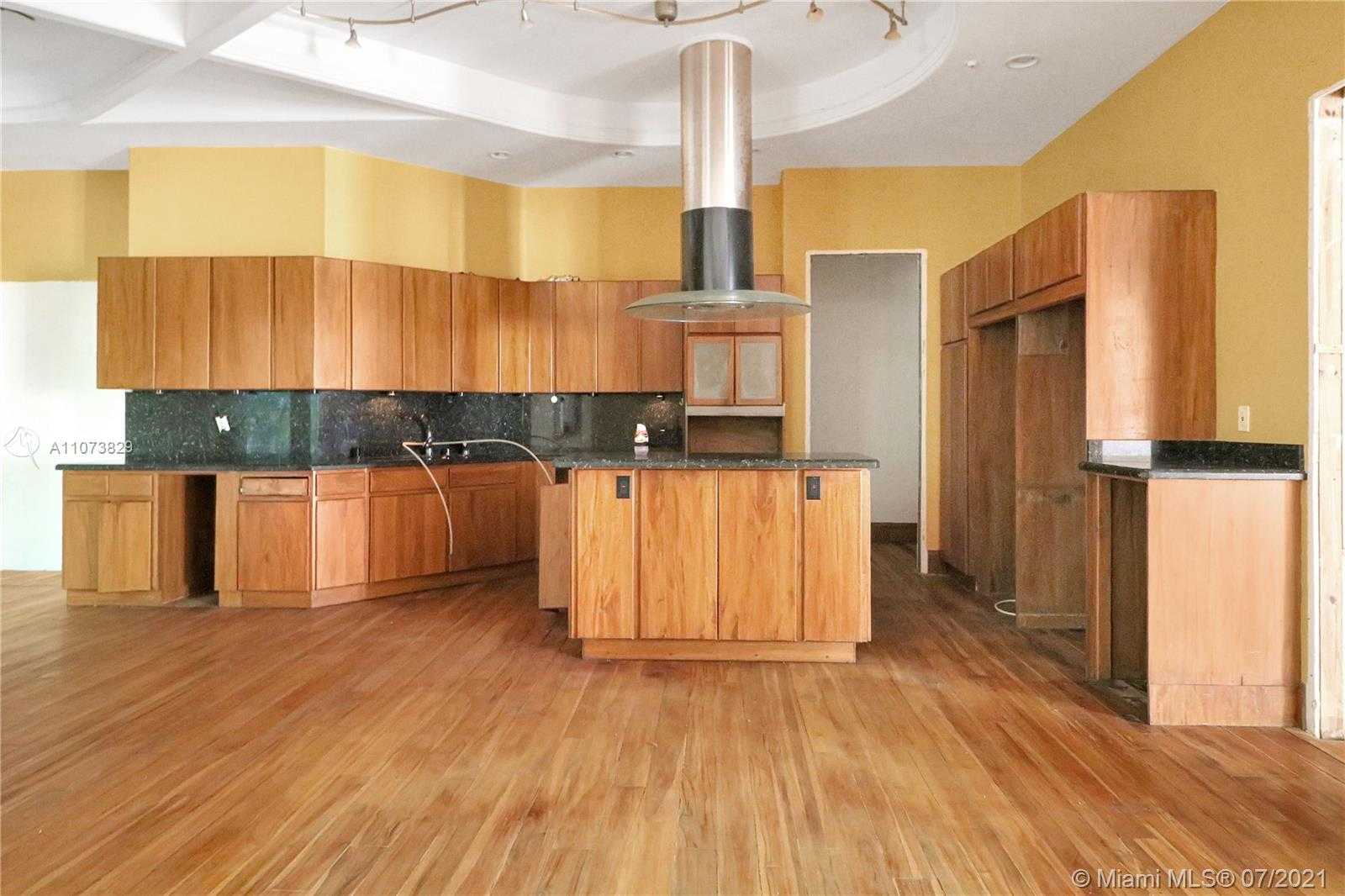Small Image of 3190 MUNROE DR, Miami Number 6