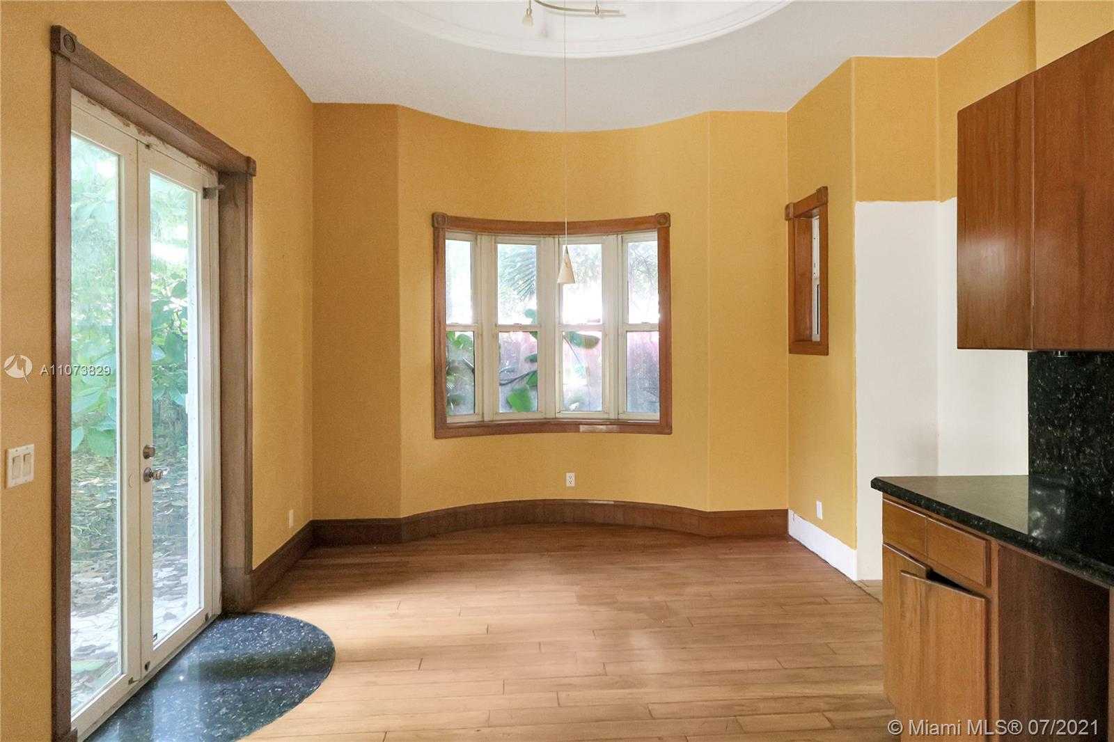 Small Image of 3190 MUNROE DR, Miami Number 7