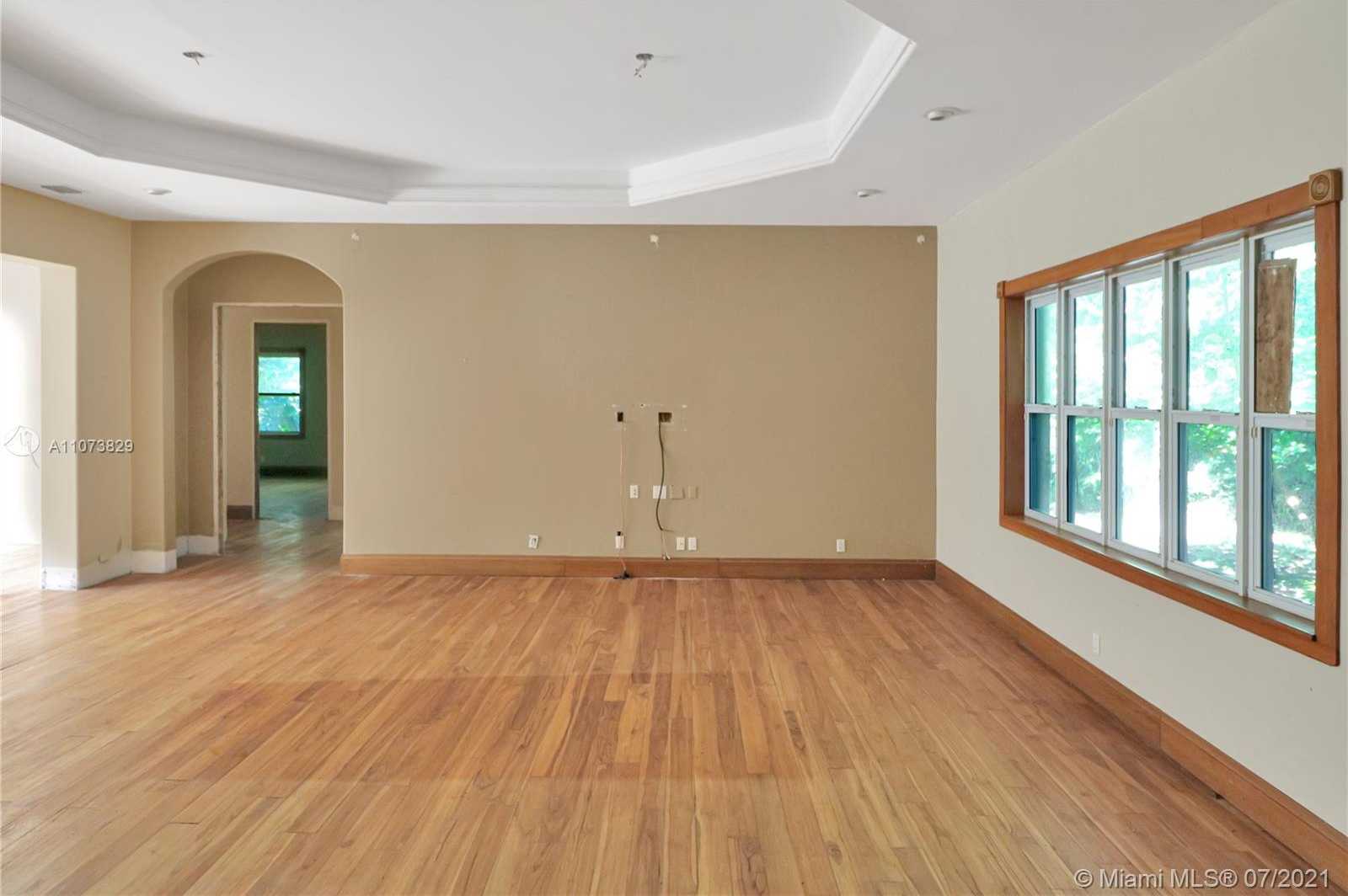 Small Image of 3190 MUNROE DR, Miami Number 8
