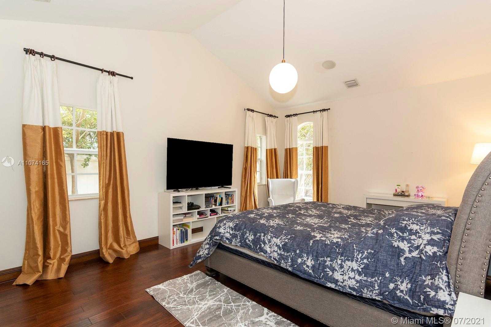 Small Image of 11007 GRIFFING BLVD, Biscayne Park Number 30