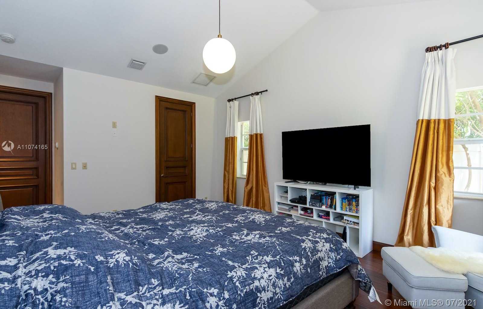 Small Image of 11007 GRIFFING BLVD, Biscayne Park Number 32
