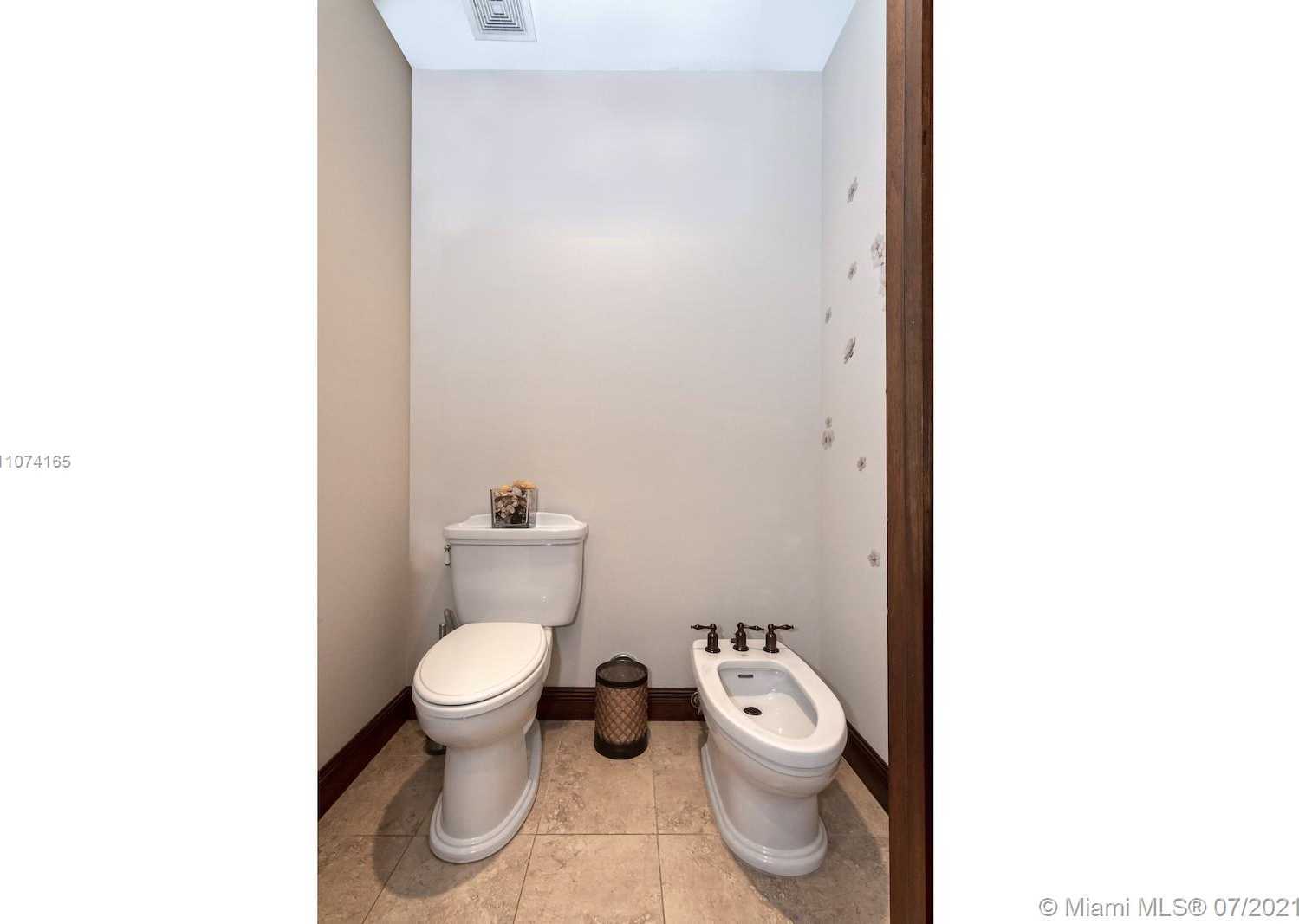 Small Image of 11007 GRIFFING BLVD, Biscayne Park Number 38