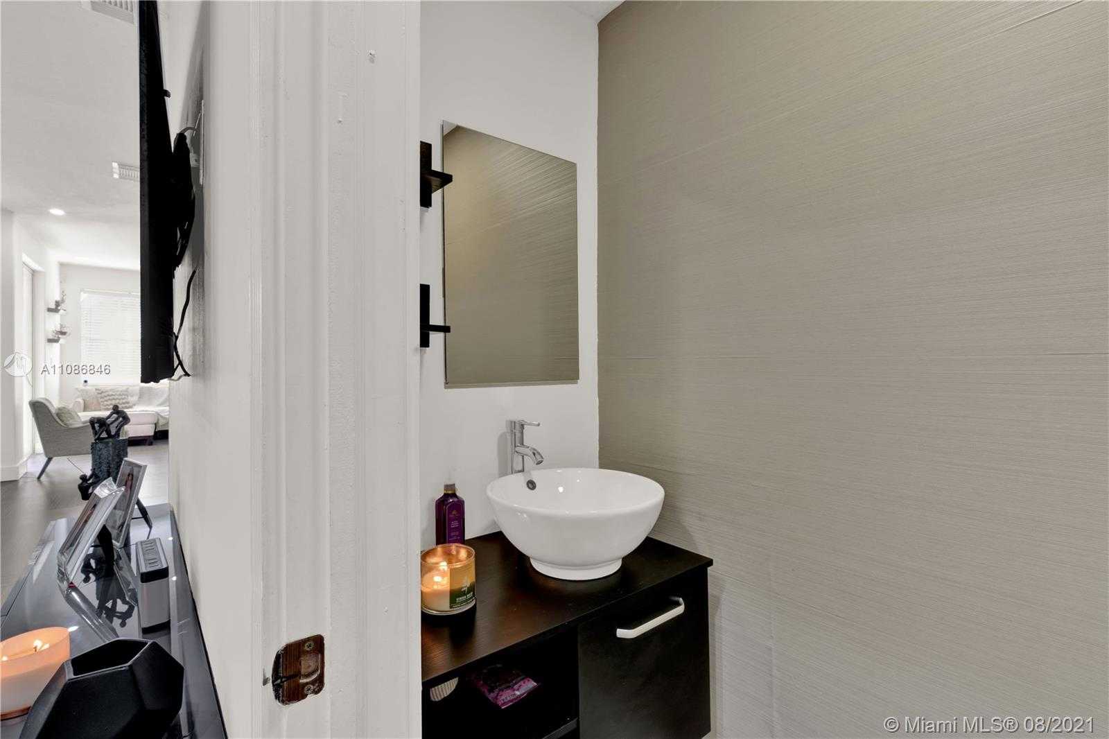 Small Image of 4869 NORTH WEST 108TH PL, Doral Number 7