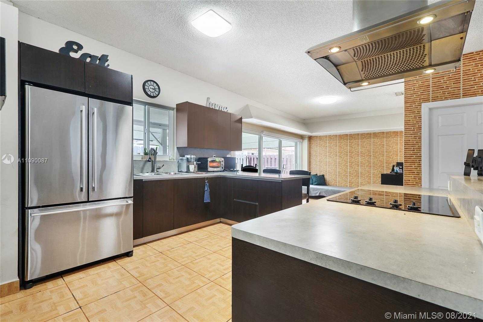 Small Image of 5756 NORTH WEST 97TH PL, Doral Number 3
