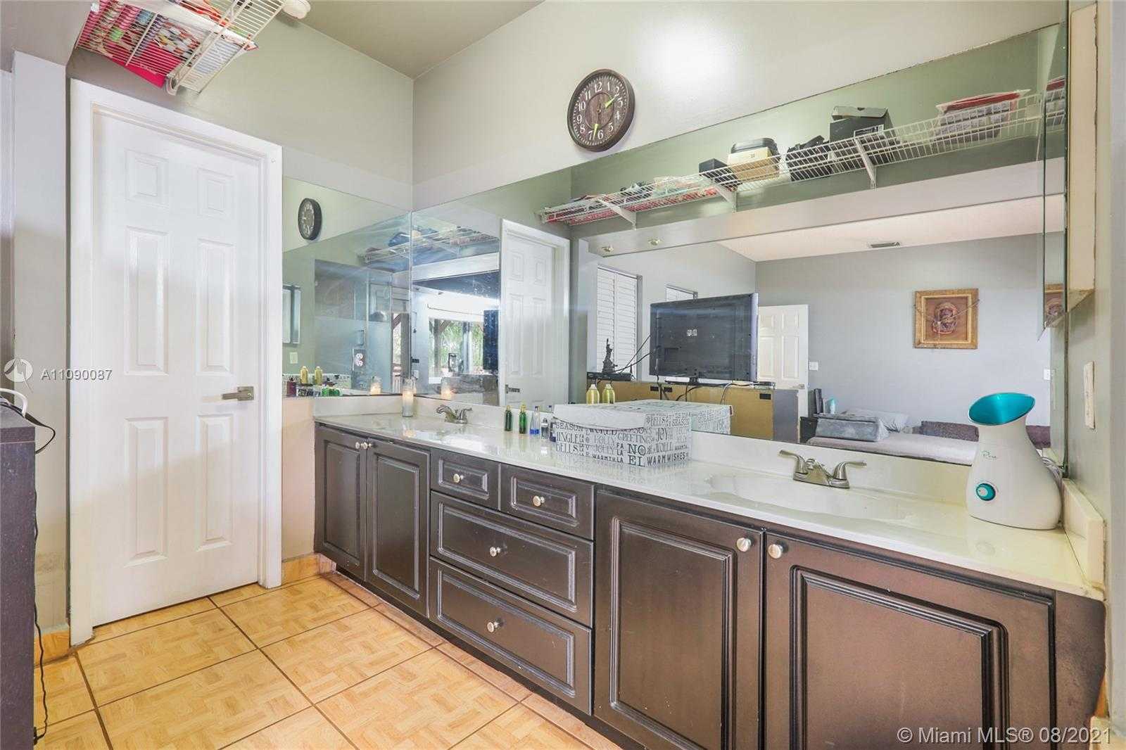 Small Image of 5756 NORTH WEST 97TH PL, Doral Number 6