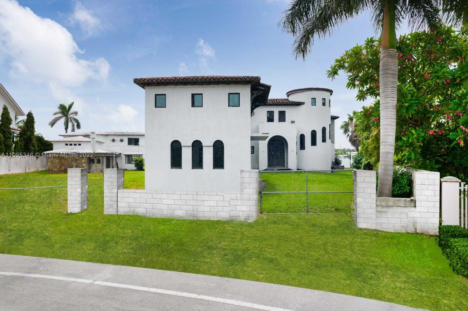 Small Image of 1384 SOUTH VENETIAN WAY, Miami Number 4