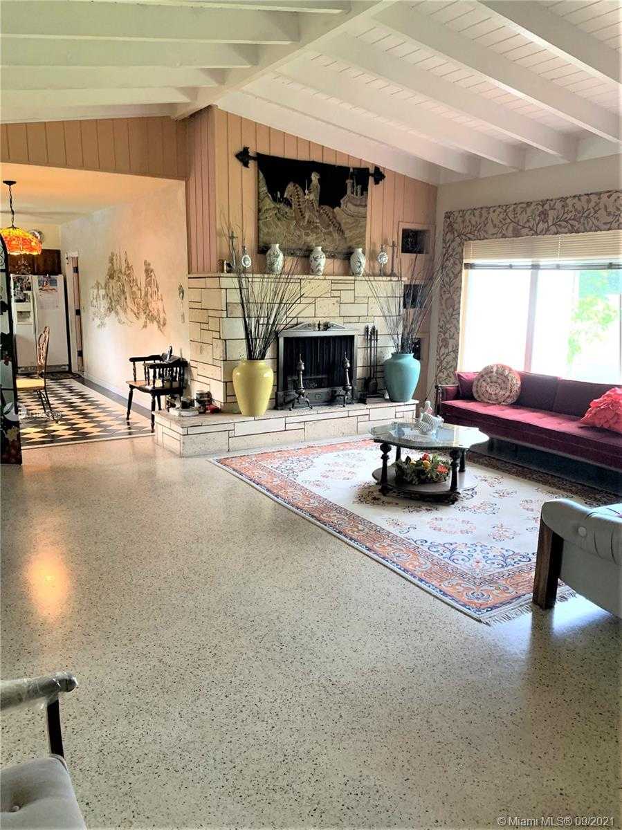 Small Image of 6020 SW 72nd Ave, Miami, FL 33143, USA Number 5