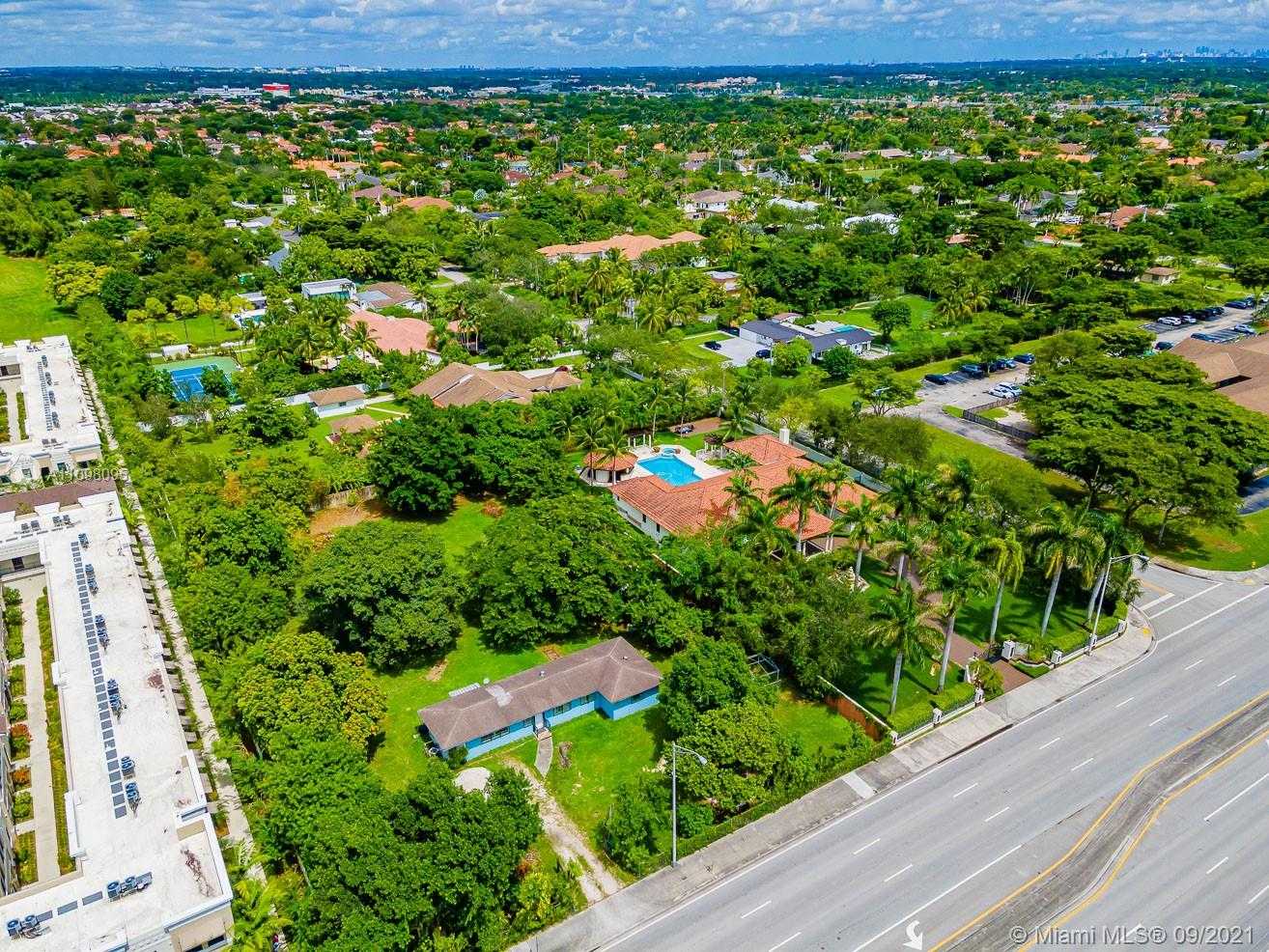 Small Image of 12525 SOUTH WEST 104TH ST, Miami Number 4