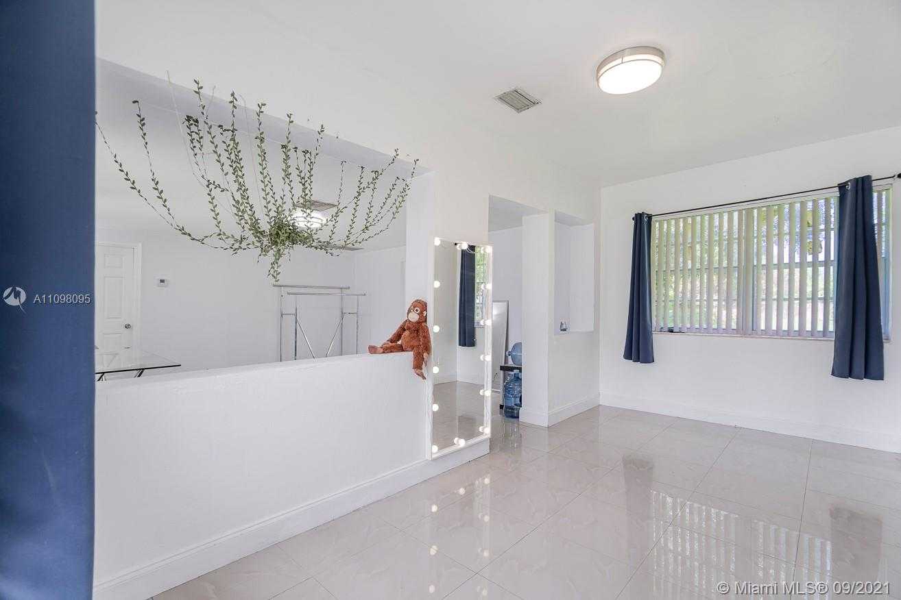 Small Image of 12525 SOUTH WEST 104TH ST, Miami Number 8