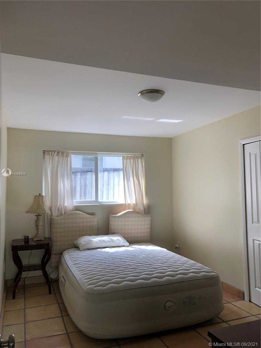 Small Image of 4140 PAMONA AVE, Miami Number 5