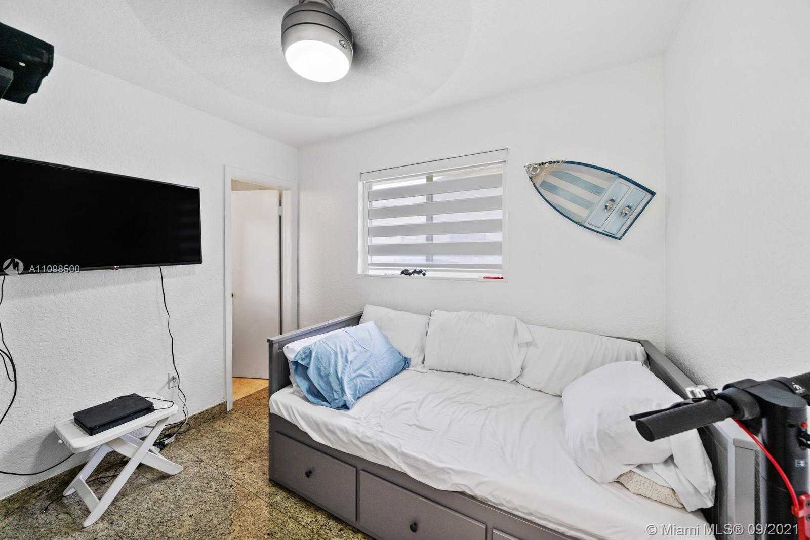 Small Image of 13255 KEYSTONE TER, North Miami Number 10