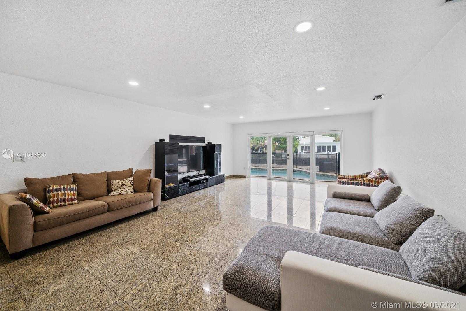 Small Image of 13255 KEYSTONE TER, North Miami Number 12