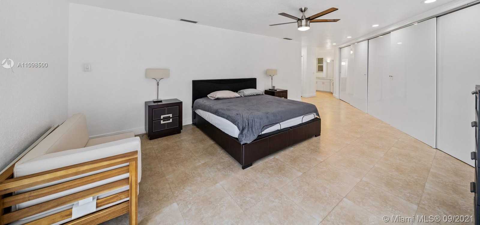 Small Image of 13255 KEYSTONE TER, North Miami Number 15