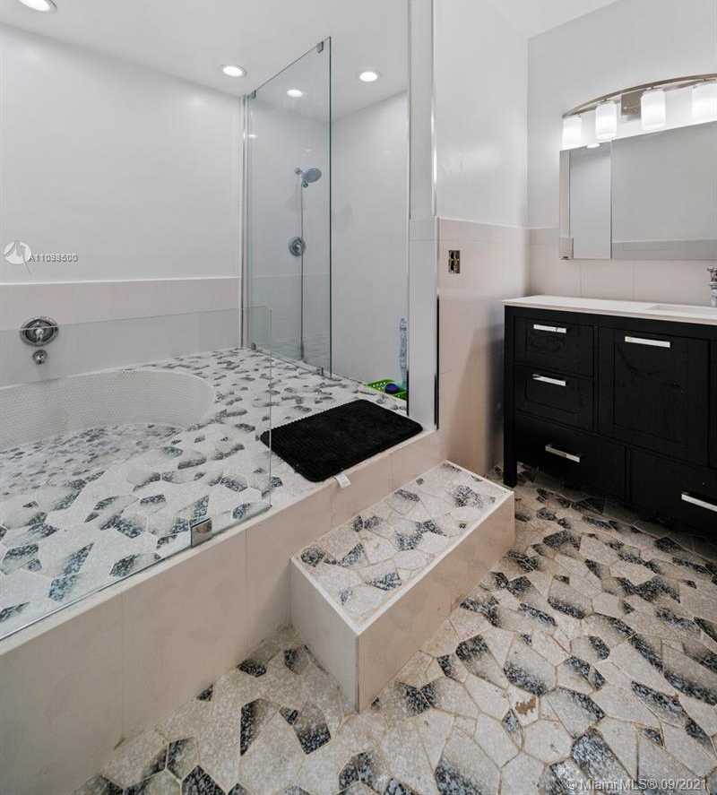 Small Image of 13255 KEYSTONE TER, North Miami Number 19