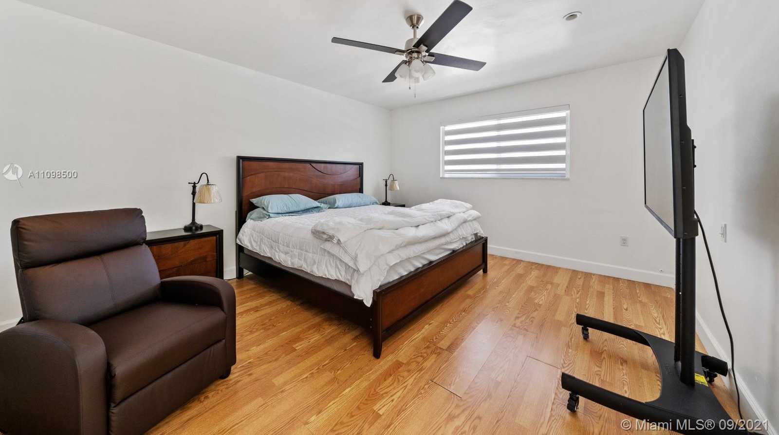 Small Image of 13255 KEYSTONE TER, North Miami Number 20