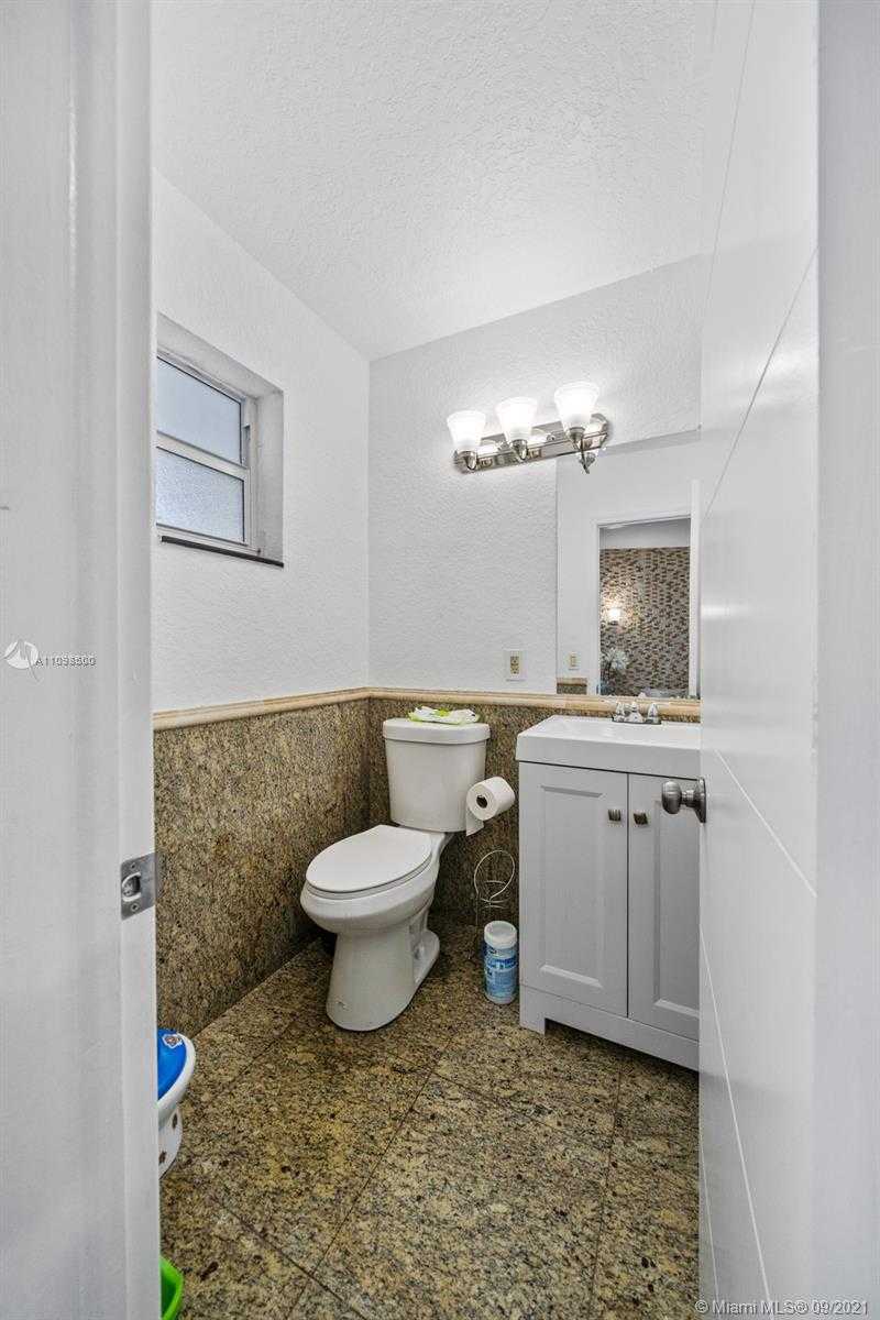 Small Image of 13255 KEYSTONE TER, North Miami Number 21