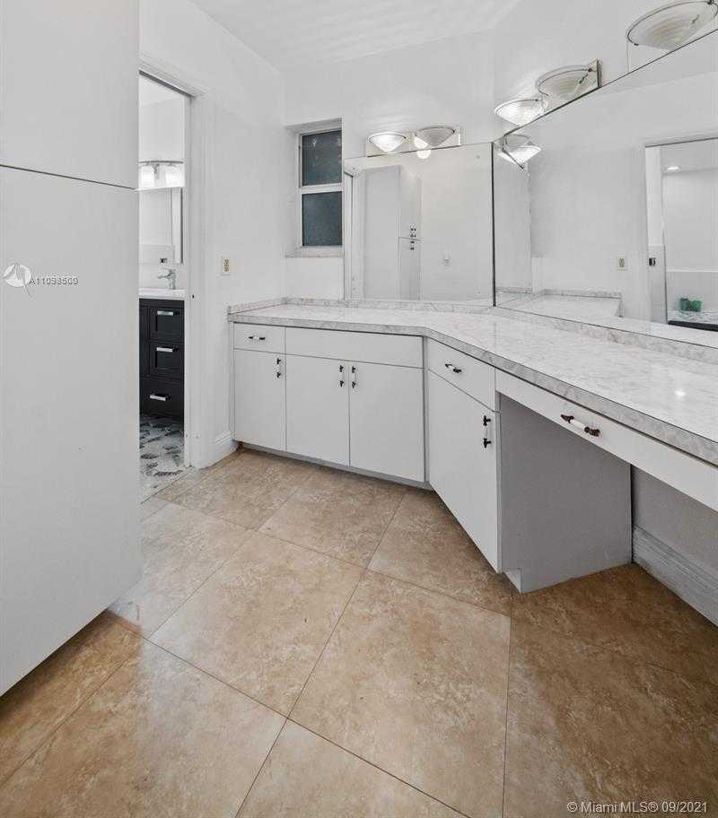 Small Image of 13255 KEYSTONE TER, North Miami Number 26
