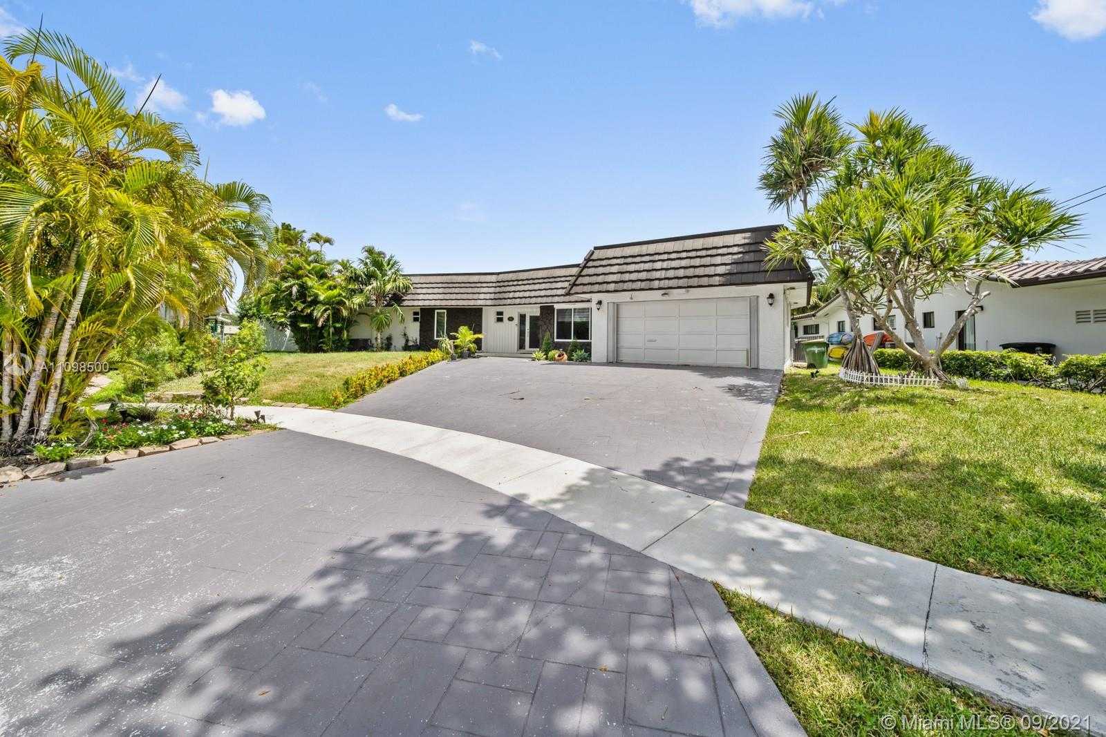 Small Image of 13255 KEYSTONE TER, North Miami Number 3