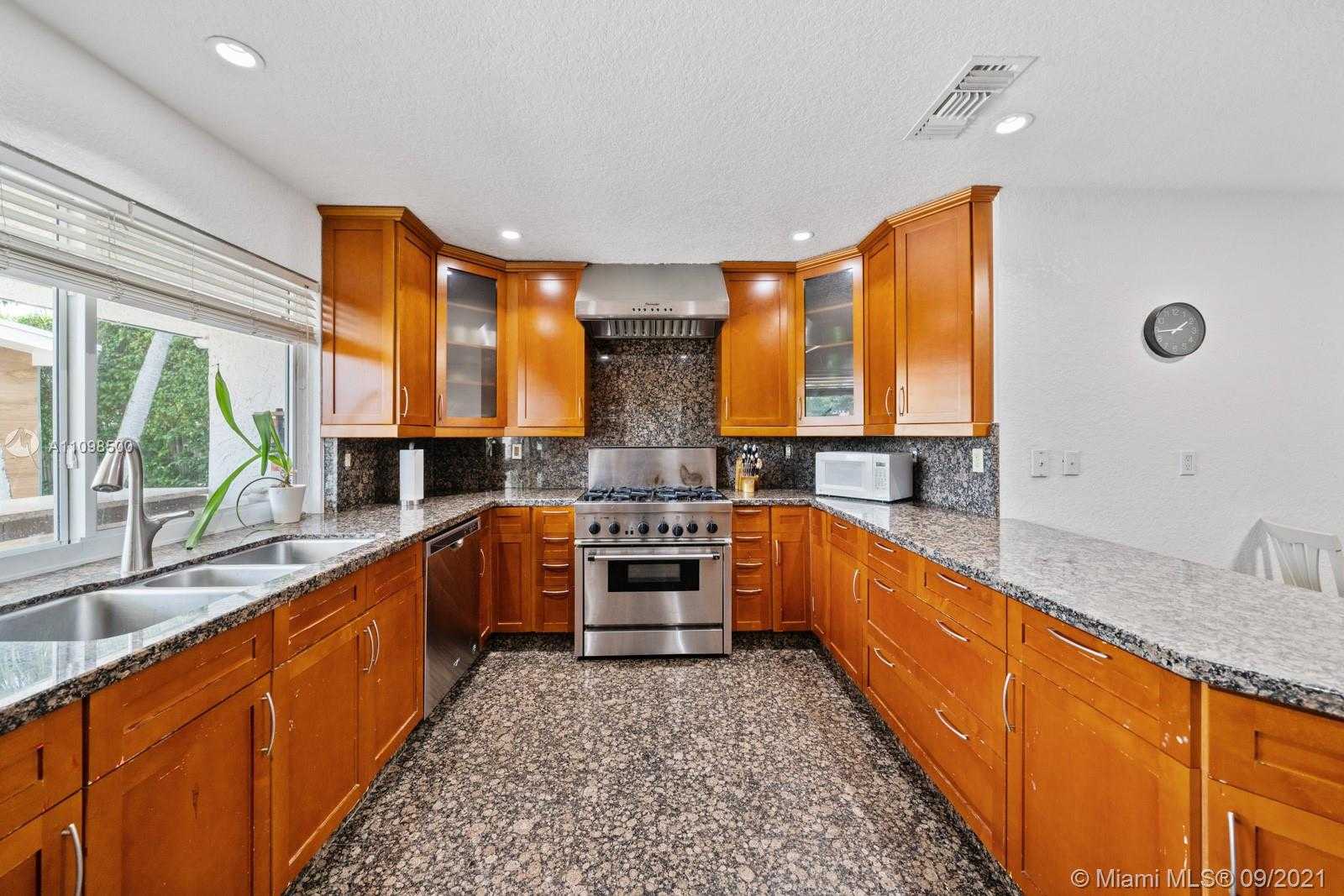 Small Image of 13255 KEYSTONE TER, North Miami Number 6