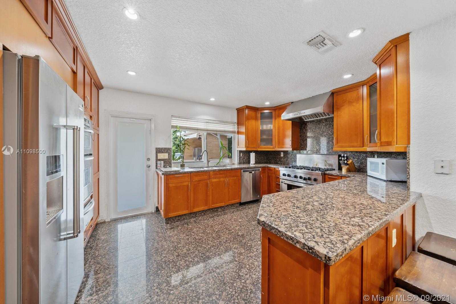 Small Image of 13255 KEYSTONE TER, North Miami Number 7