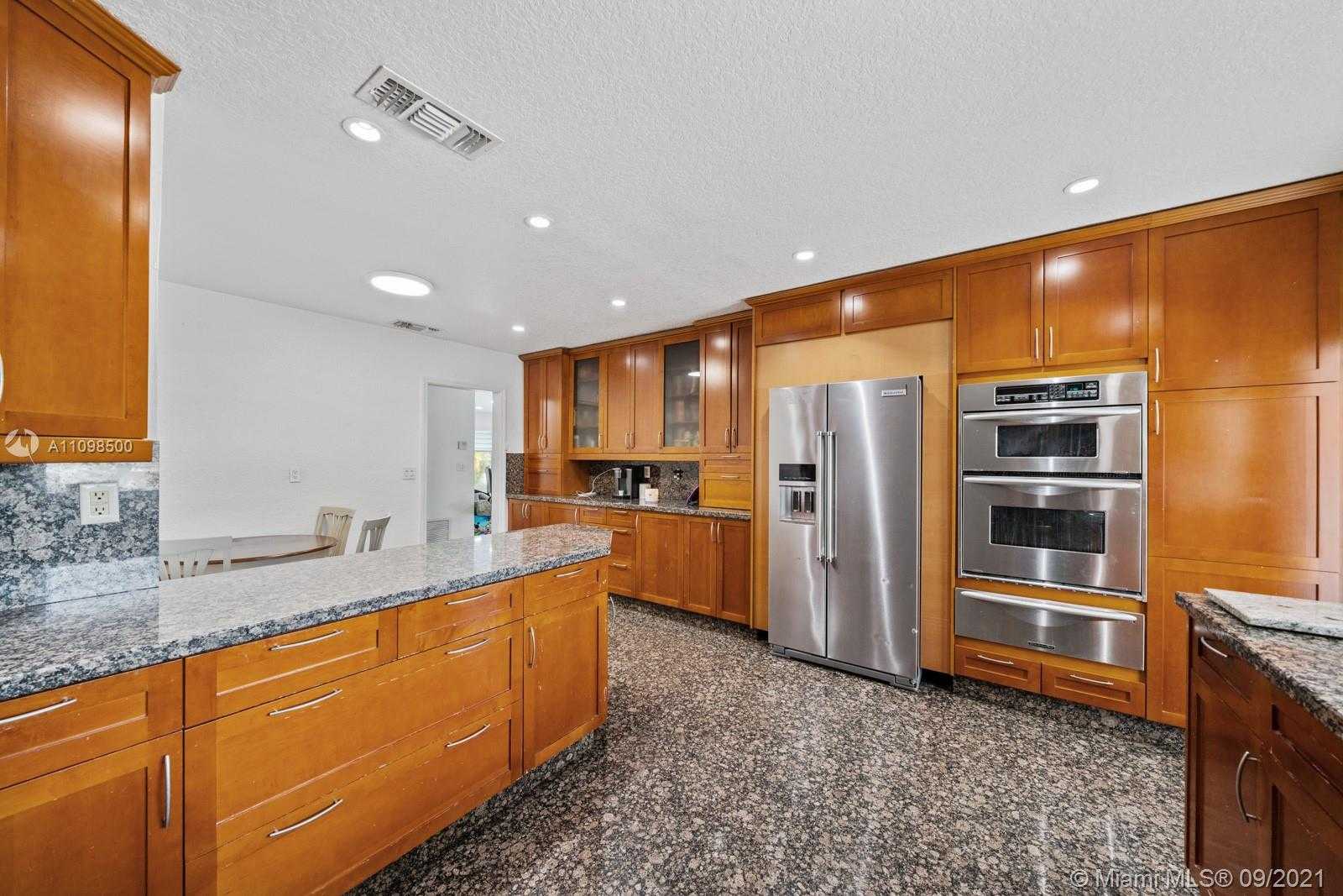 Small Image of 13255 KEYSTONE TER, North Miami Number 8