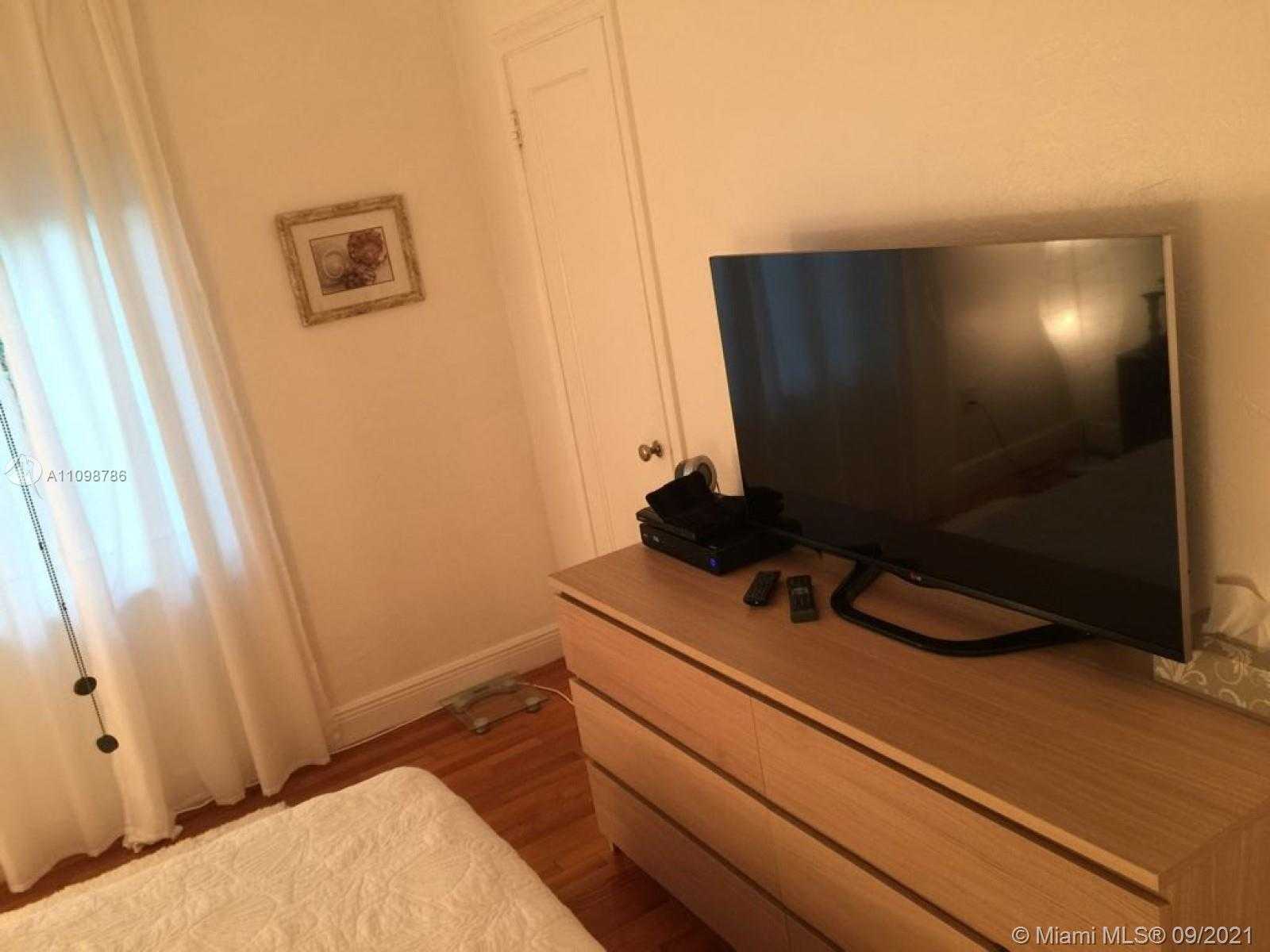 Small Image of 4260 SOUTH WEST 11TH ST, Miami Number 8