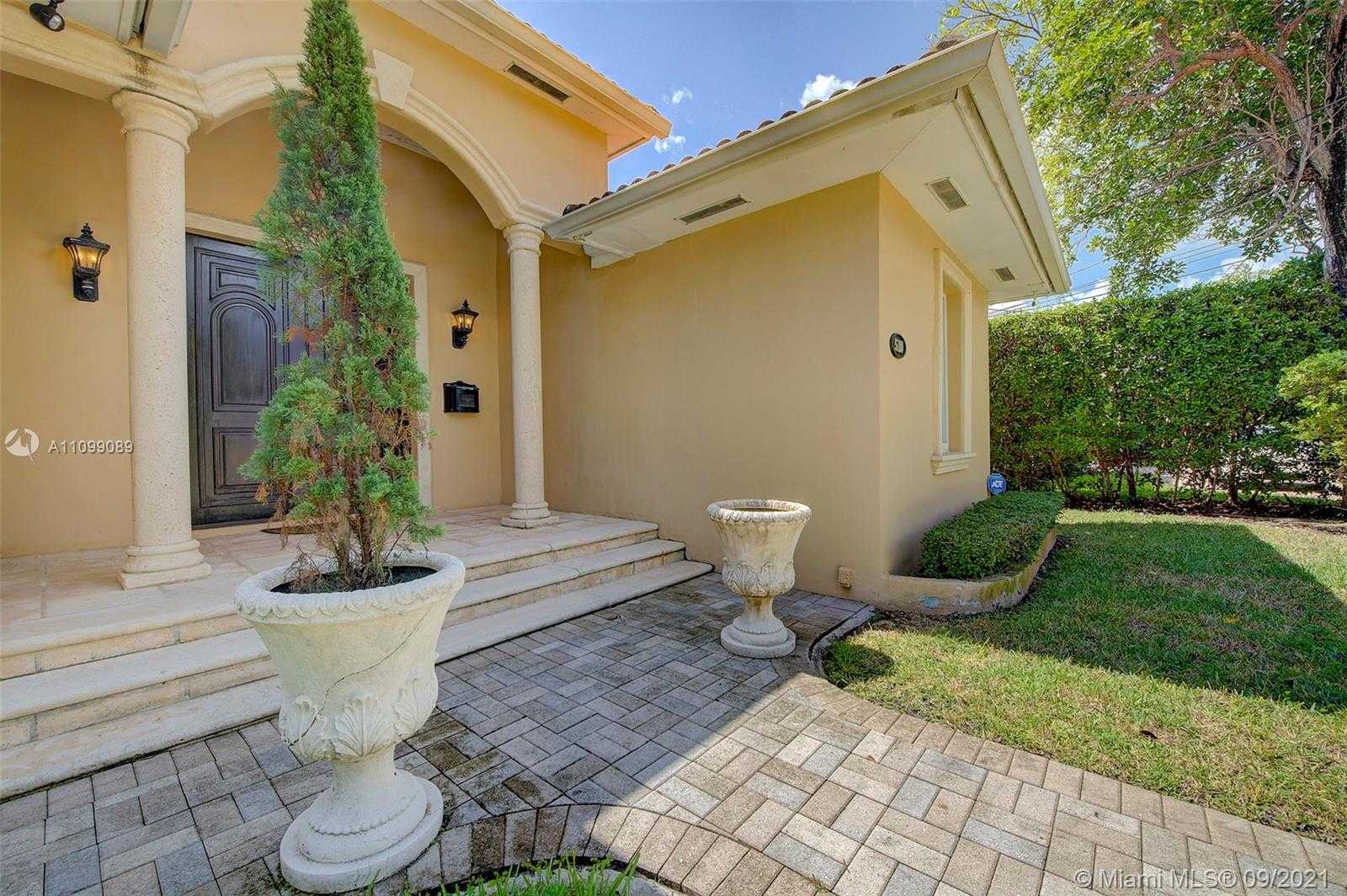 Small Image of 510 SOUTH SHORE DR, Miami Beach Number 3